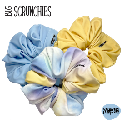 Três scrunchies grandes coloridos com etiquetas VALENTES SARDINHAS