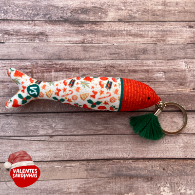 Porta-chaves em forma de sardinha com estampado natalício e pompom verde