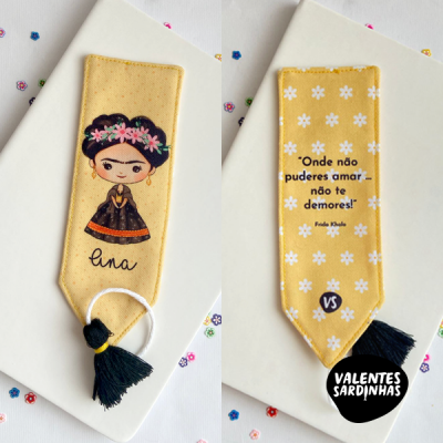 Marcador de páginas amarelo com ilustração e texto de Frida Kahlo