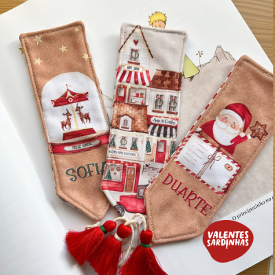 Marcadores de livros de tecido com desenhos natalinos e nomes personalizados.