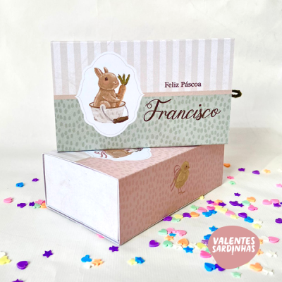 Caixa decorativa de Páscoa com coelho segurando cenoura e texto 'Feliz Páscoa Francisco'