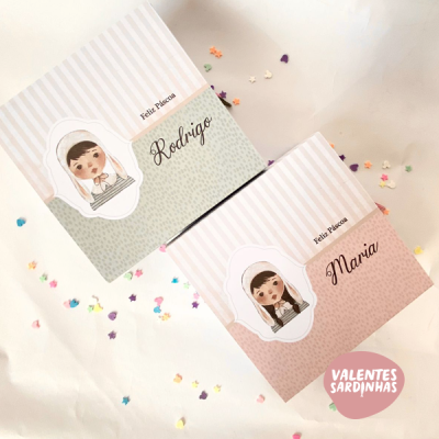 Dois cartões infantis personalizados para Páscoa com nomes Rodrigo e Maria em fundos de riscas e confetes coloridos ao redor.
