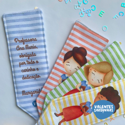 Porta-talheres de tecido riscado com desenhos e mensagem para professora Ana Maria