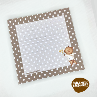 Bloco de notas quadrado castanho com bolinhas brancas e ilustração de urso segurando flores