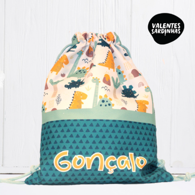 Mochila colorida de tecido com estampa de dinossauros e nome Gonçalo