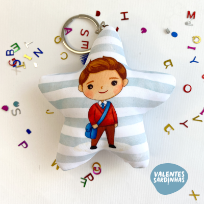 Porta-chaves estrela com desenho de menino e riscas cinza e branco, letras coloridas ao fundo