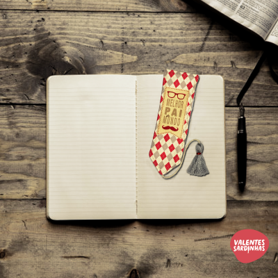 Gravata xadrez vermelho e branco com texto 