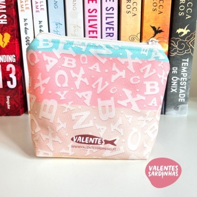 Necessaire colorida com padrão de letras em branco e etiqueta VALENTES