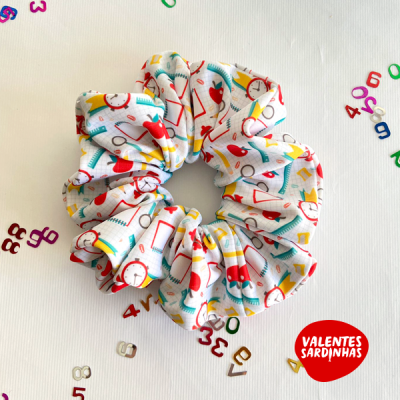 Elástico para cabelo scrunchie branco com padrão colorido e números dispersos