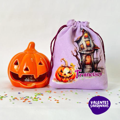 Porta-vela de abóbora laranja e saco de tecido lilás decorado