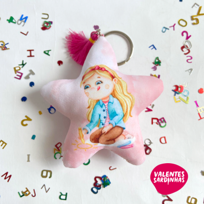 Porta-chaves estrela rosa com menina desenhada e tassel rosa