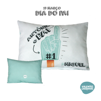 Almofada com desenho de mão verde e texto comemorativo do Dia do Pai