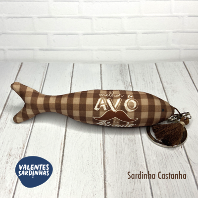 Sardinha de tecido castanho quadrado com texto 'melhor AVO do Mundo' e chaveiro