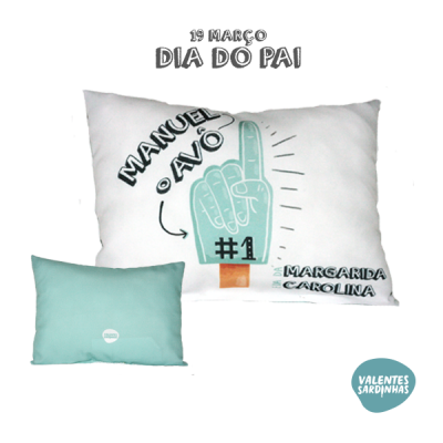 Almofada com estampa de mão a dedo indicador levantado e texto comemorativo do Dia do Pai em português.