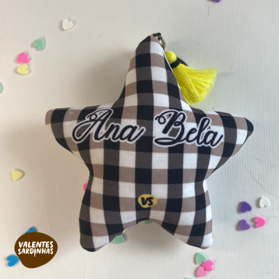 Almofada estrela xadrez preto e branco com texto Ana Bela e borla amarela