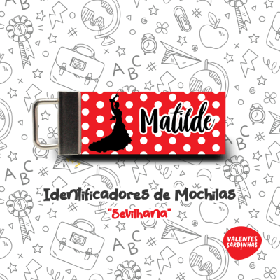 Identificador de mochila vermelho com bolinhas brancas, bailarina preta e nome Matilde sobre fundo branco com desenhos escolares