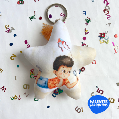 Chaveiro estrela tecido branco com ilustração de criança e pipa