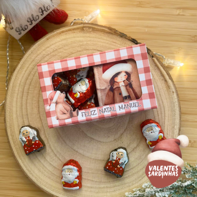 Conjunto de chocolates de Natal em embalagem xadrez vermelha e branca com texto 'FELIZ NATAL MANUEL'