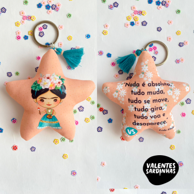 Porta-chaves estrela cor de pêssego com imagem de Frida Kahlo e texto inspirador no verso.