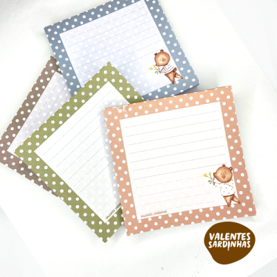 Blocos de notas quadrados coloridos com bolinhas e ilustração de urso.