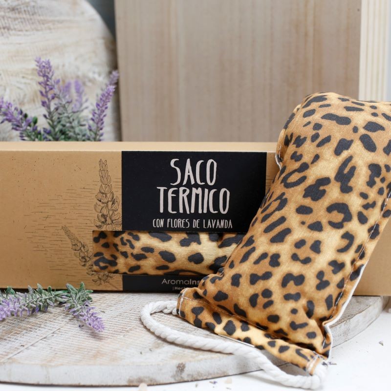 Almofada Térmica Lavanda - Leopardo Saco térmico animal print com embalagem de cartão e etiqueta preta com texto sobre flores de lavanda