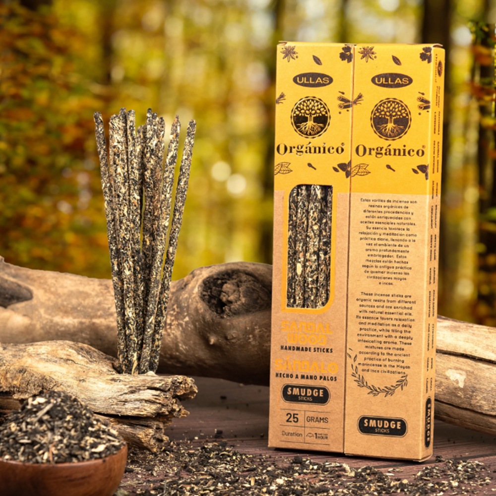 Incenso Orgânico de Sândalo Palitos de incenso orgânico SÁNDALO em embalagem castanha com textura de madeira e fundo natural