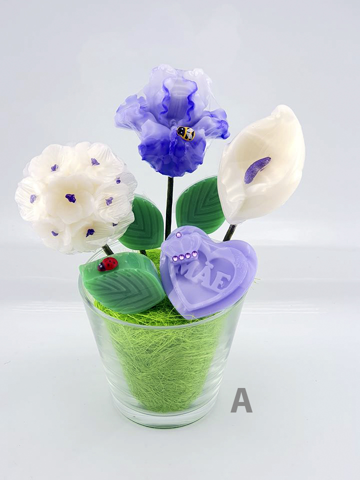 Vasos Flores 02 Arranjo decorativo de flores artificiais roxas e brancas em vaso de vidro