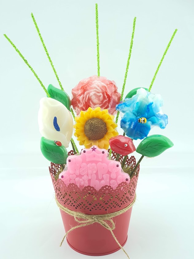 Arranjo Flores 14 Arranjo decorativo com flores artificiais coloridas num vaso metálico vermelho com laço de corda