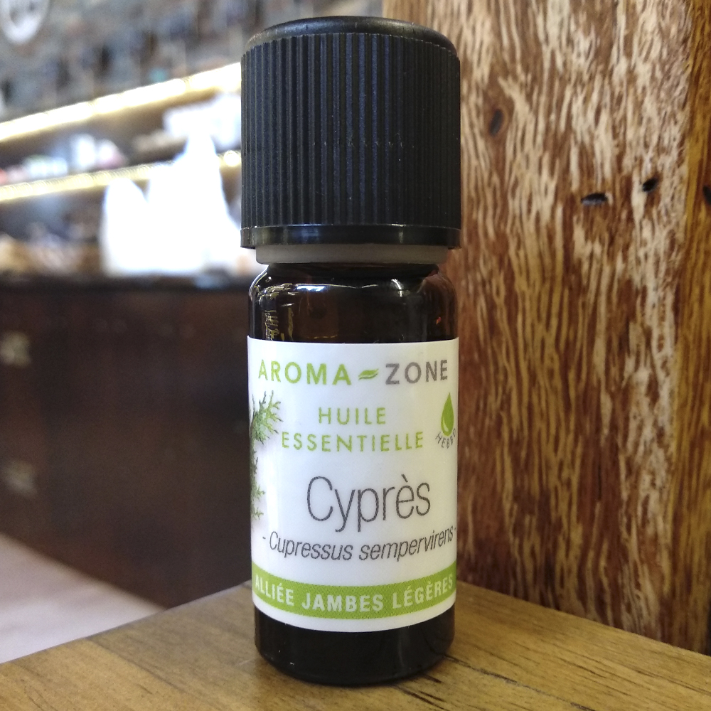 Óleo Essencial de Cipreste Frasco de óleo essencial de cipreste com rótulo branco e verde