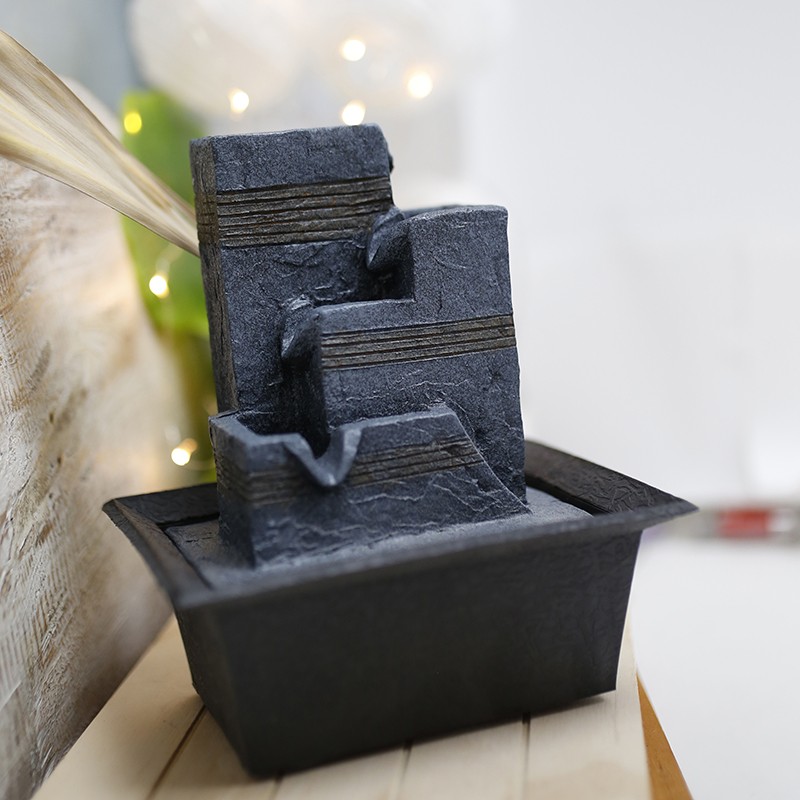 Fonte de Água Feng Shui - Parede de Pedra Fonte decorativa em pedra preta de três níveis com linhas douradas numa base preta