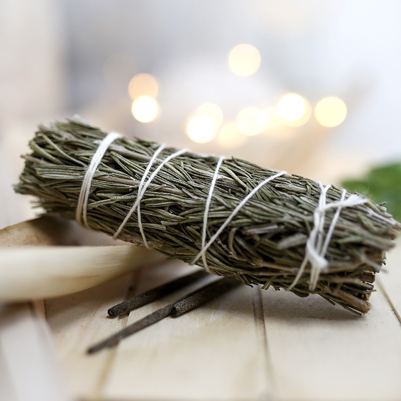 Tocha de Alecrim Feixe de ervas secas verdes amarradas com corda branca sobre madeira