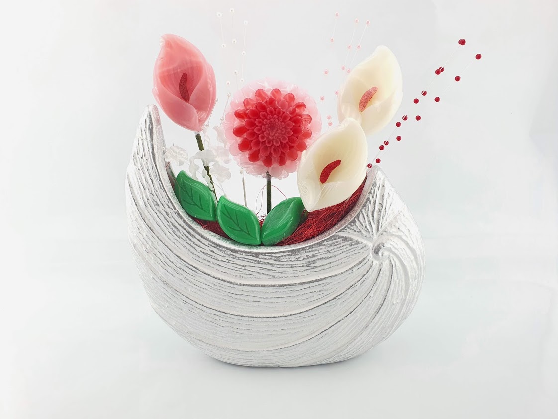 Arranjo Flores 03 Arranjo floral decorativo com vaso espiral branco e flores em vermelho, rosa e branco