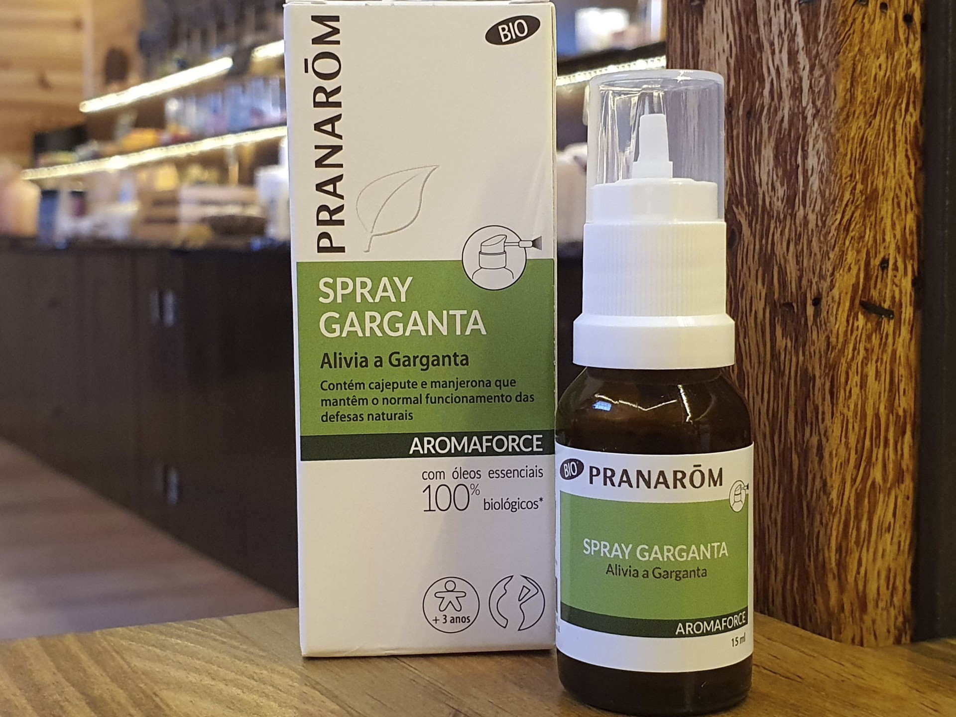 Spray Garganta Bio - Pranarôm Spray garganta Pranarôm com embalagem branca e verde sobre mesa de madeira