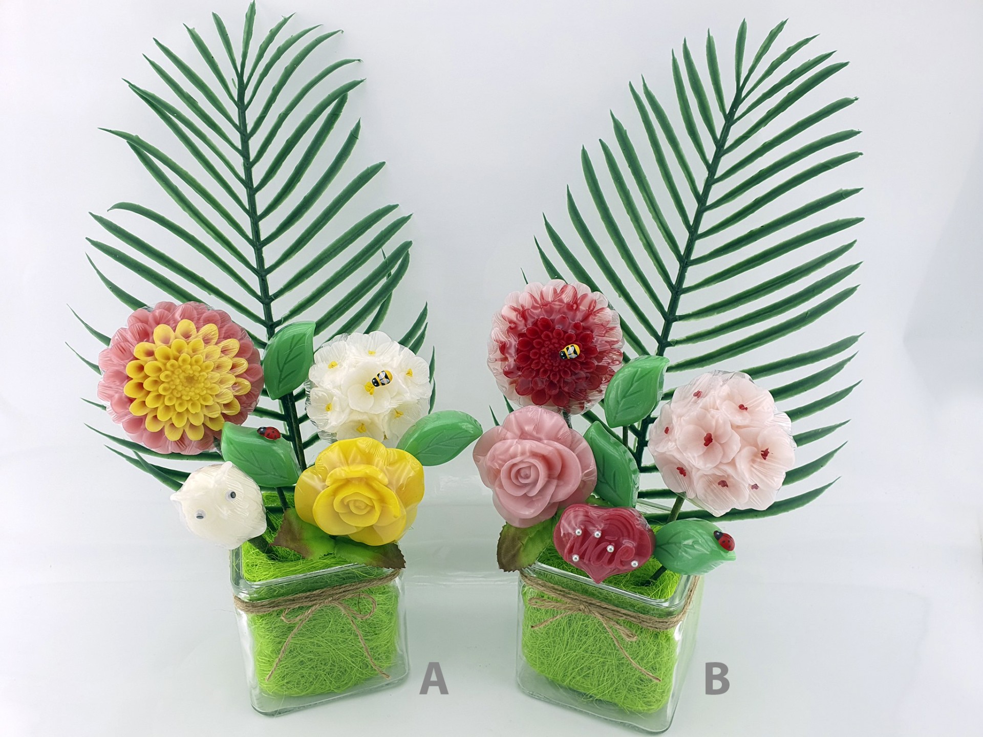 Vasos Flores 07 Dois arranjos decorativos com flores coloridas em vasos quadrados transparentes com musgo verde