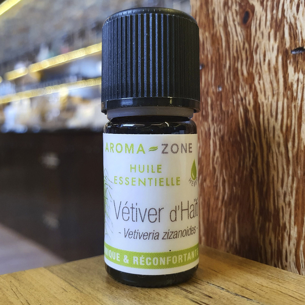 Óleo essencial de Vetiver Frasco pequeno de óleo essencial com rótulo branco e texto verde