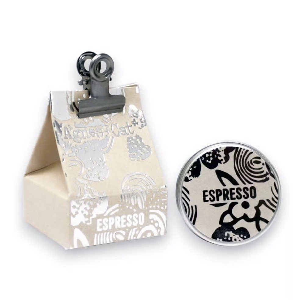Bálsamo Labial Orgânico de Martini Expresso Embalagem e cápsula de café espresso tons bege com padrão abstrato e texto ESPRESSO
