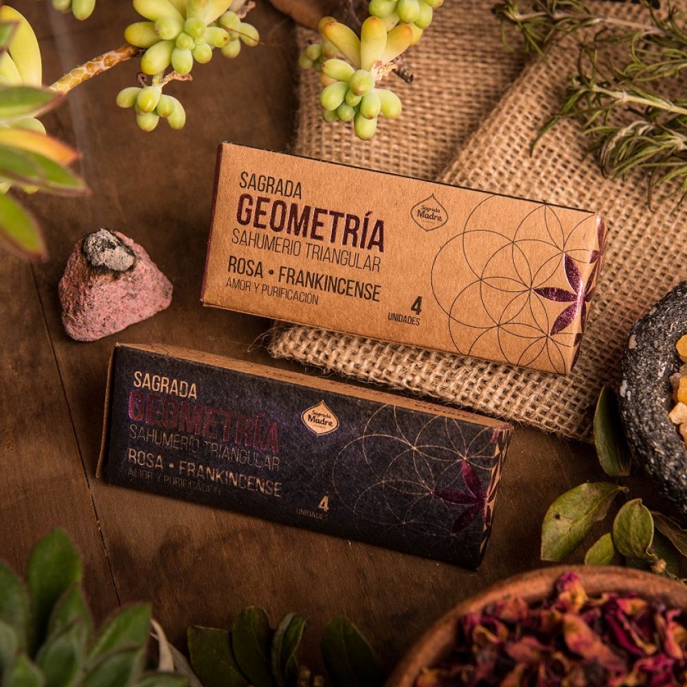 Incenso Triangular Geometria Sagrada Madre - Rosas & Frankincense Caixas de incenso SAGRADA GEOMETRÍA SAHUMERO TRIANGULAR com aroma Rosa + Frankincense em mesa de madeira com plantas e pedras