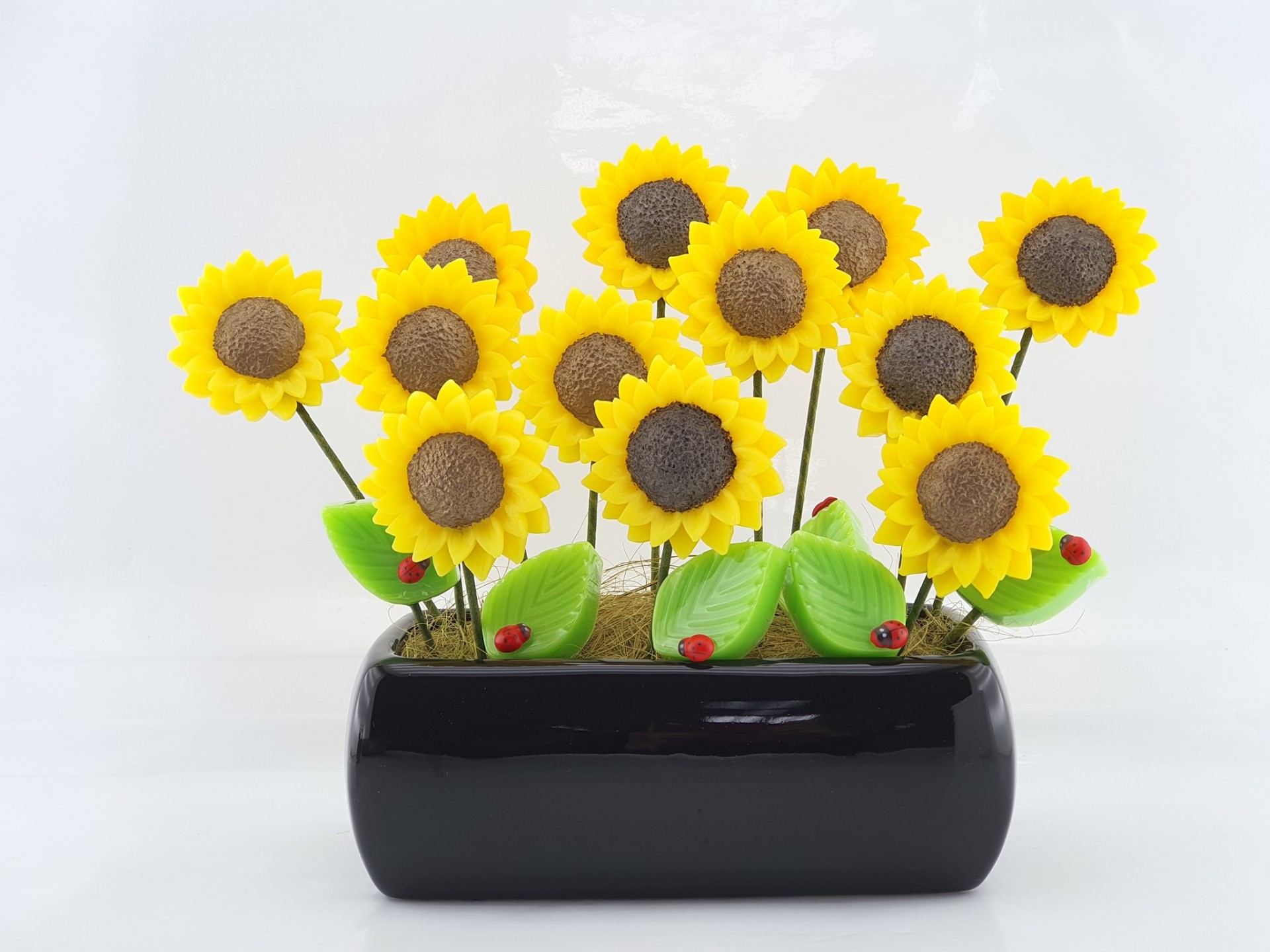 Arranjo Flores 09 Arranjo decorativo de flores de girassol amarelas num vaso preto