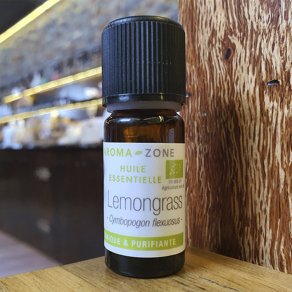 Óleo Essencial de Lemongrass Bio Frasco de óleo essencial Lemongrass AROMA ZONE sobre madeira