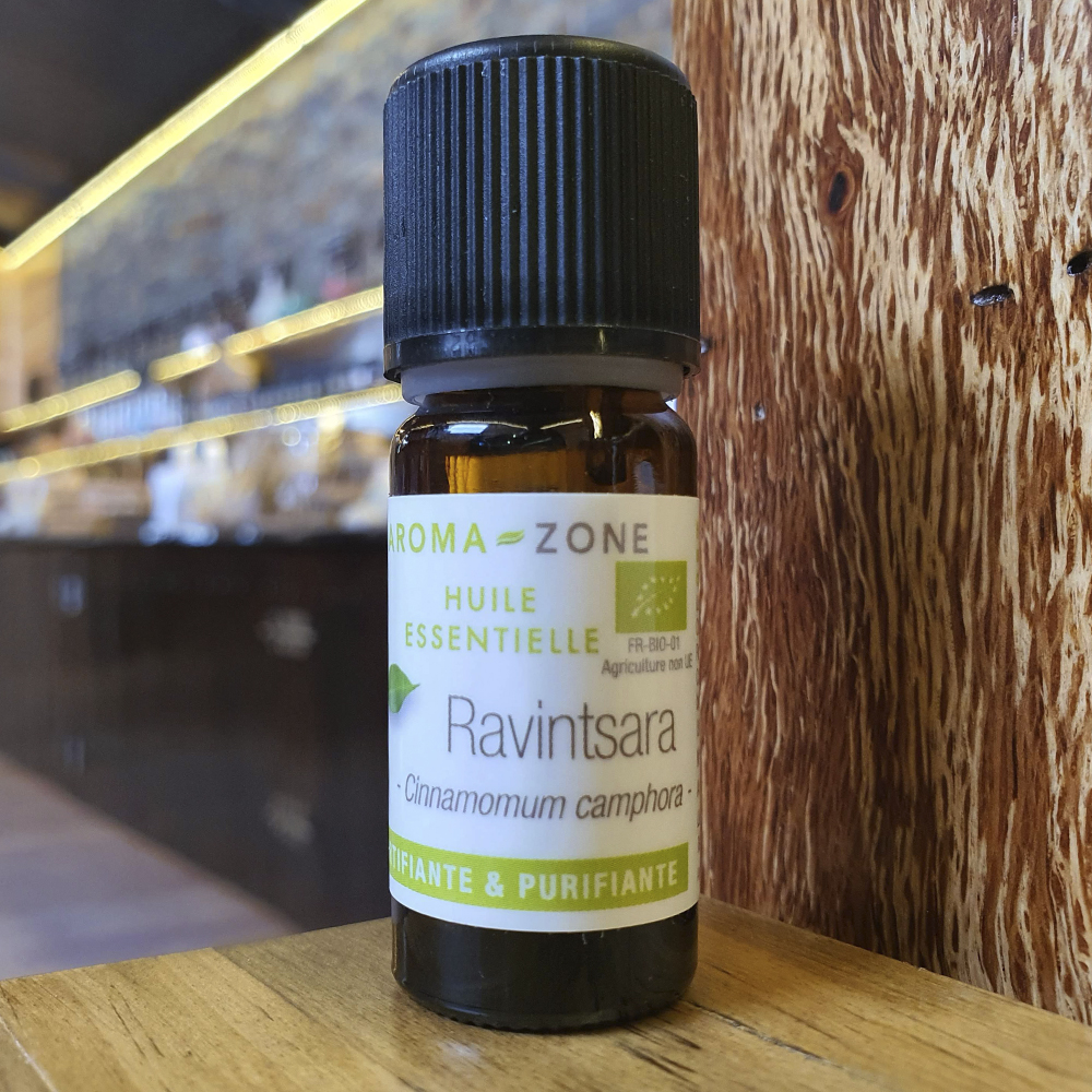 Óleo essencial de Ravintsara Bio Frasco pequeno de óleo essencial de Ravintsara em vidro âmbar com etiqueta branca e tampa preta.
