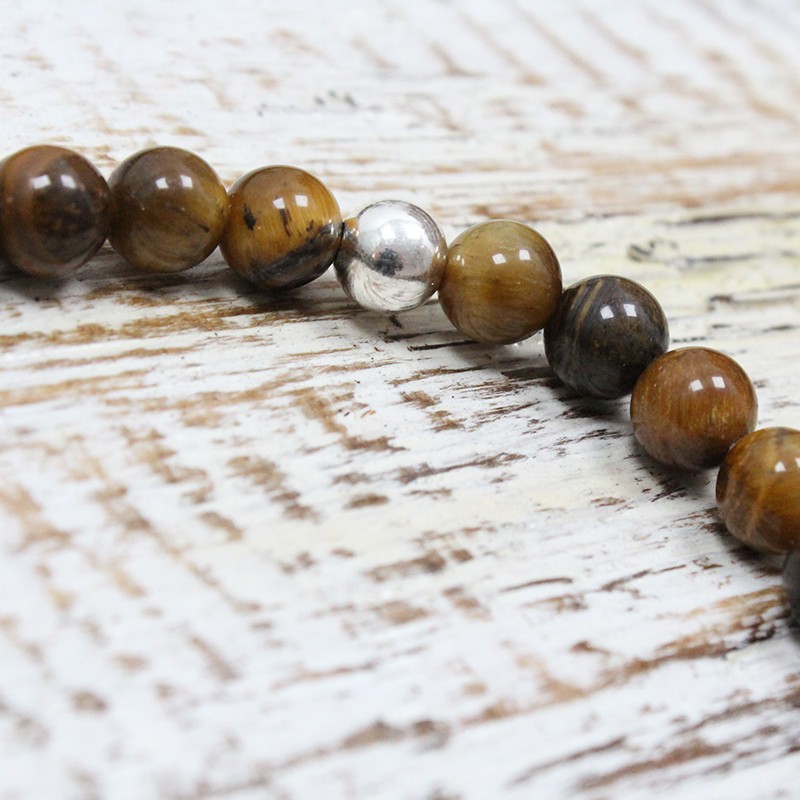 Pulseira de Olho de Tigre Com Pérola de Prata Pulseira com contas castanhas e uma conta prateada em madeira branca