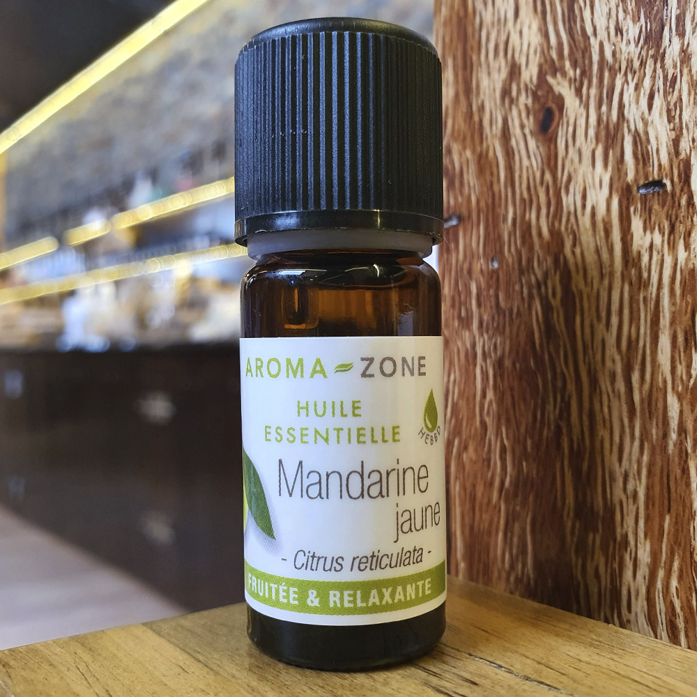 Óleo essencial de Tangerina Frasco pequeno de óleo essencial Mandarine jaune da AROMA ZONE sobre madeira