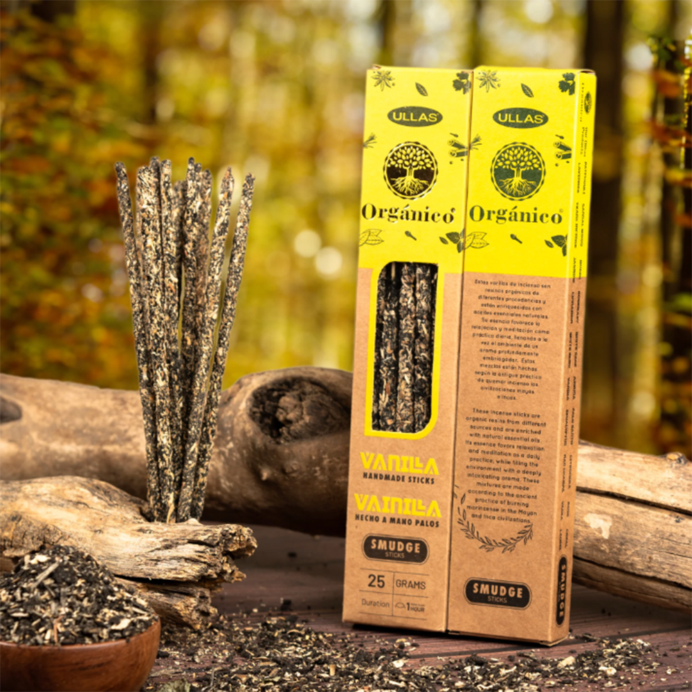 Incenso Orgânico de Baunilha Caixas de incenso orgânico ULLAS de baunilha com palitos rústicos em ambiente de madeira