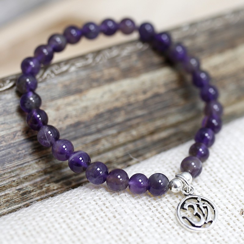 Pulseira de Ametista Com OM de Prata Pulseira de contas roxas de pedra ametista com pendente metálico símbolo OM