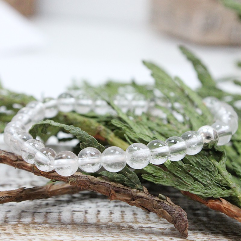 Pulseira de Quartzo Cristal Com Pérola de Prata Pulseira de contas transparentes com fecho prateado sobre folhas secas