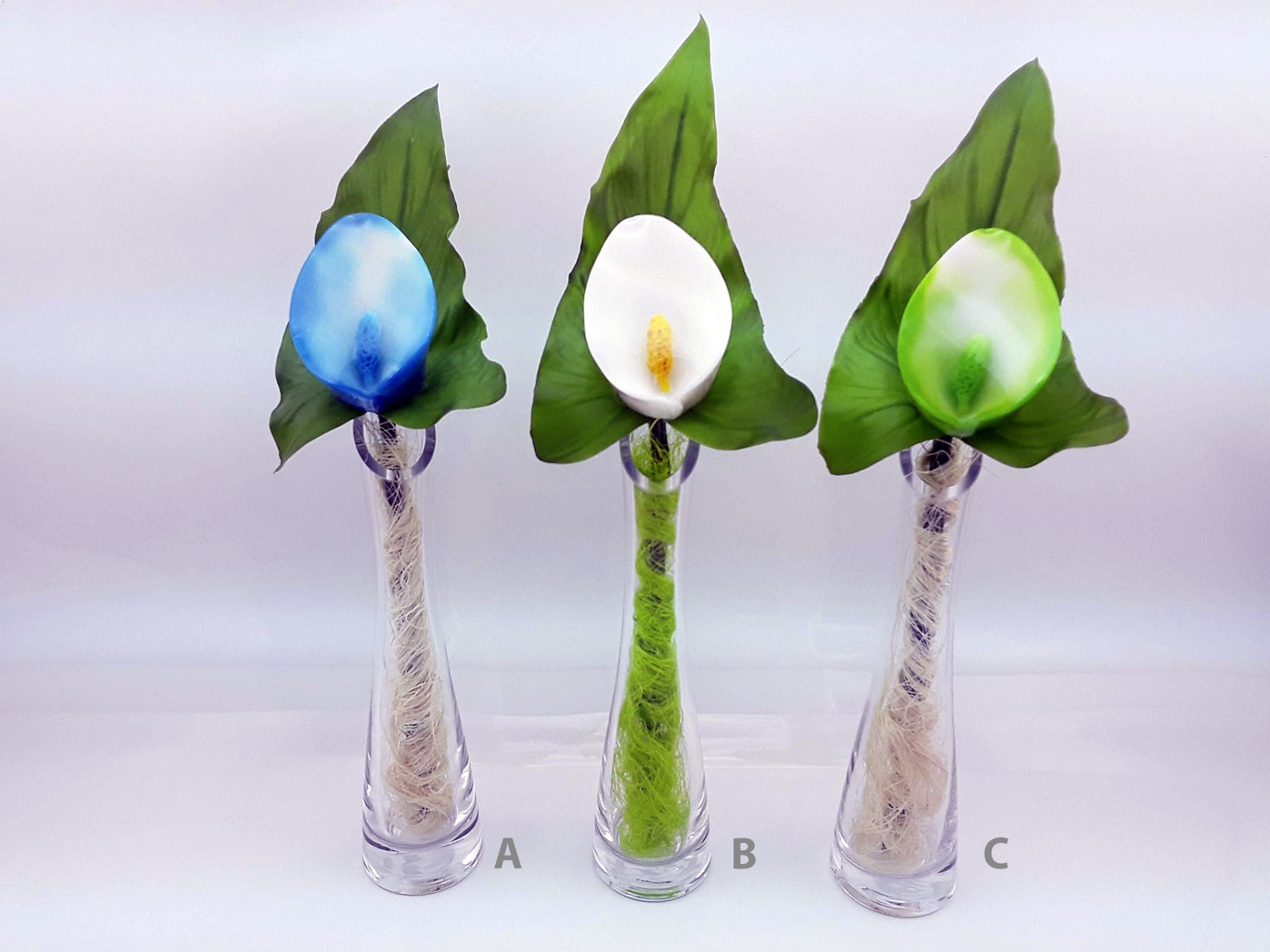 Jarras Flores 12 Três vasos com flores artificiais coloridas e folhas verdes