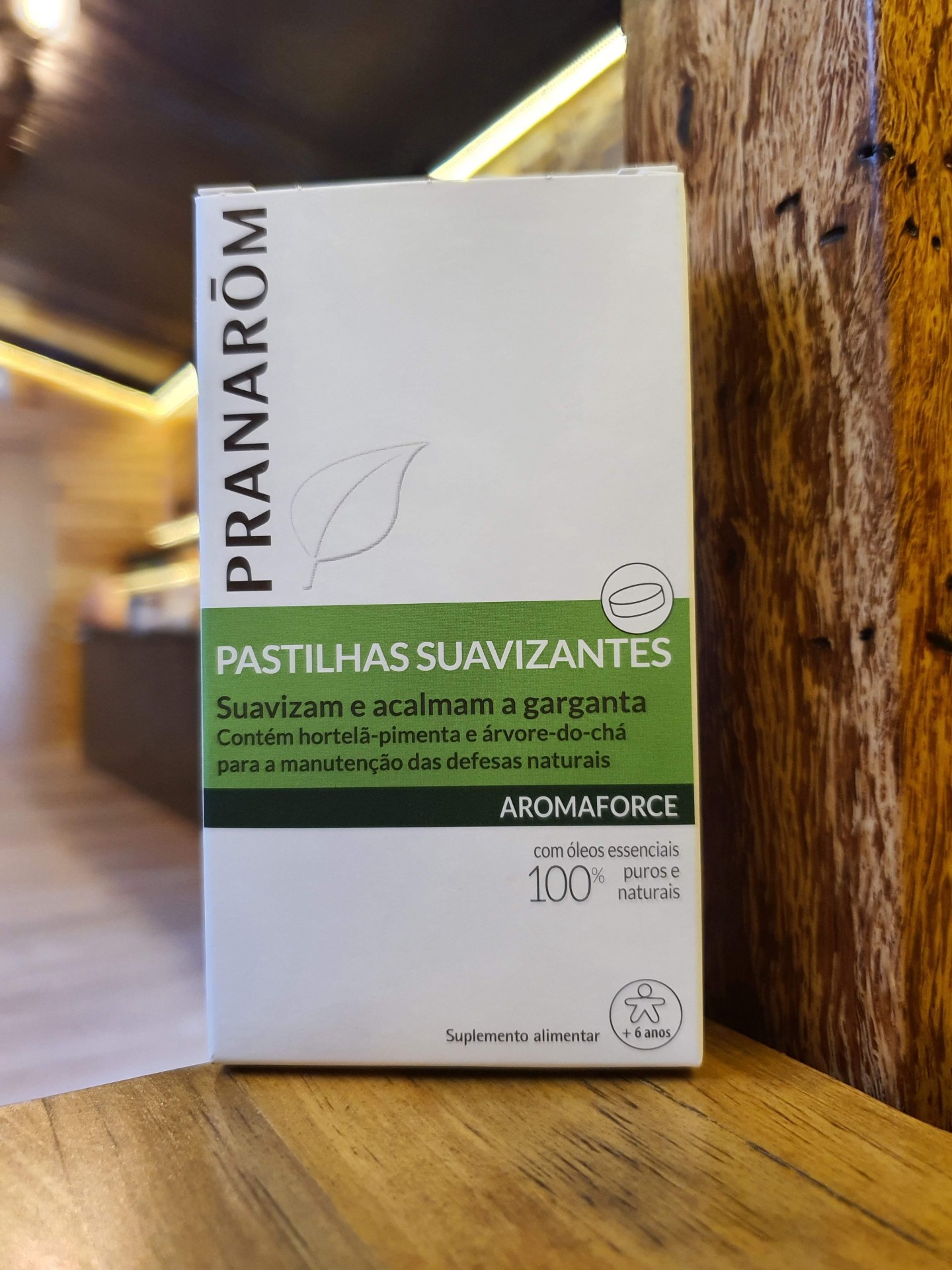 Pastilhas Suavizantes - Pranarôm Embalagem branca de pastilhas suavizantes PRANARÔM Aromaforce para a garganta
