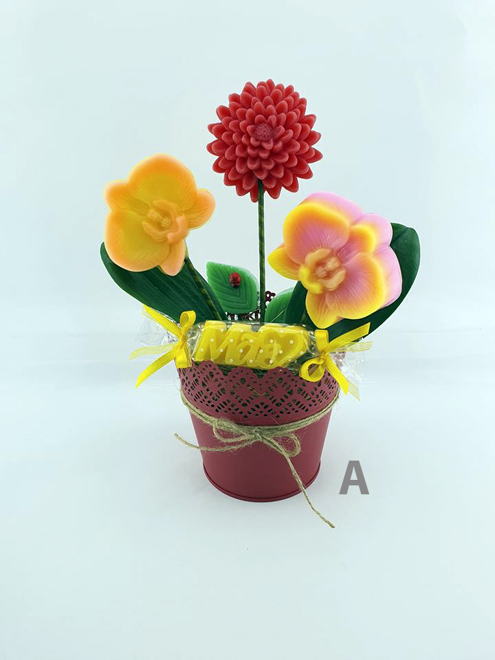 Vasos Flores 09 Vaso vermelho com flores artificiais de silicone coloridas e decoração em renda e fitas.