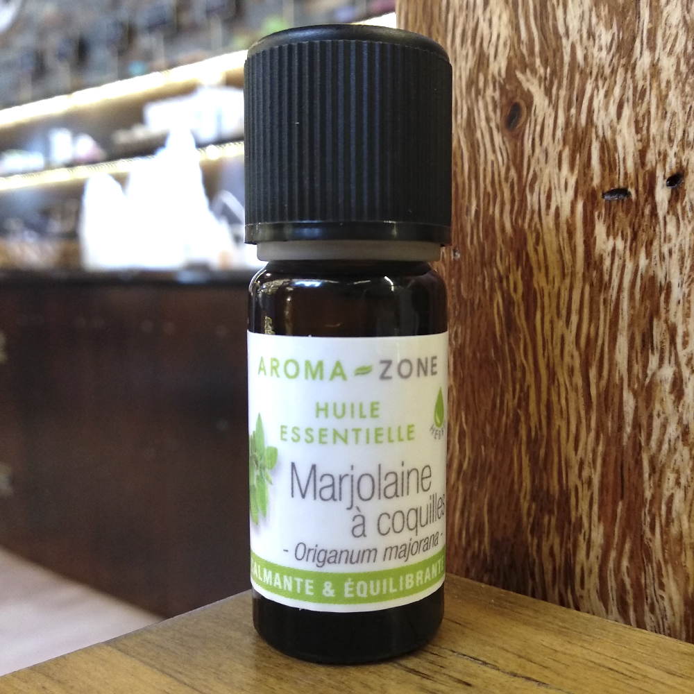 Óleo Essencial de Manjerona Frasco pequeno de óleo essencial de Marjolaine à coqutre com rótulo branco e verde