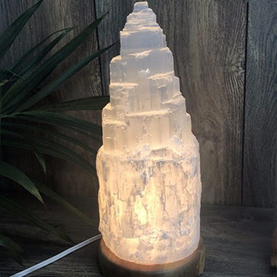 Candeeiro Torre de Selenite Lâmpada de sal branca em formato de torre com base de madeira